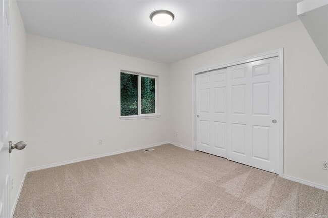 Building Photo - Wide open Eastern views from this near 3,000 sqft house, perched in the trees.