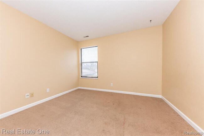 Building Photo - 61186 Greenwood Dr