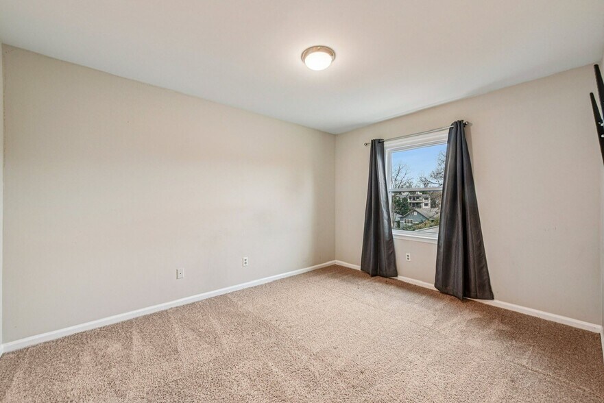 Building Photo - 430 Queens Rd