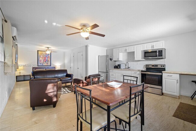 Building Photo - 1181 NE 160th St