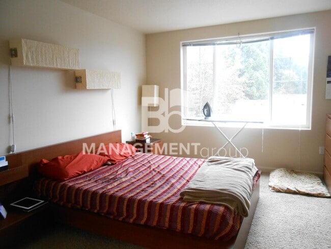 Building Photo - Beautiful Townhome Located In NW Portland's Timberland Community