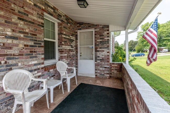 Building Photo - Maryville 37804 - 2 bedroom, 1 bath home w...