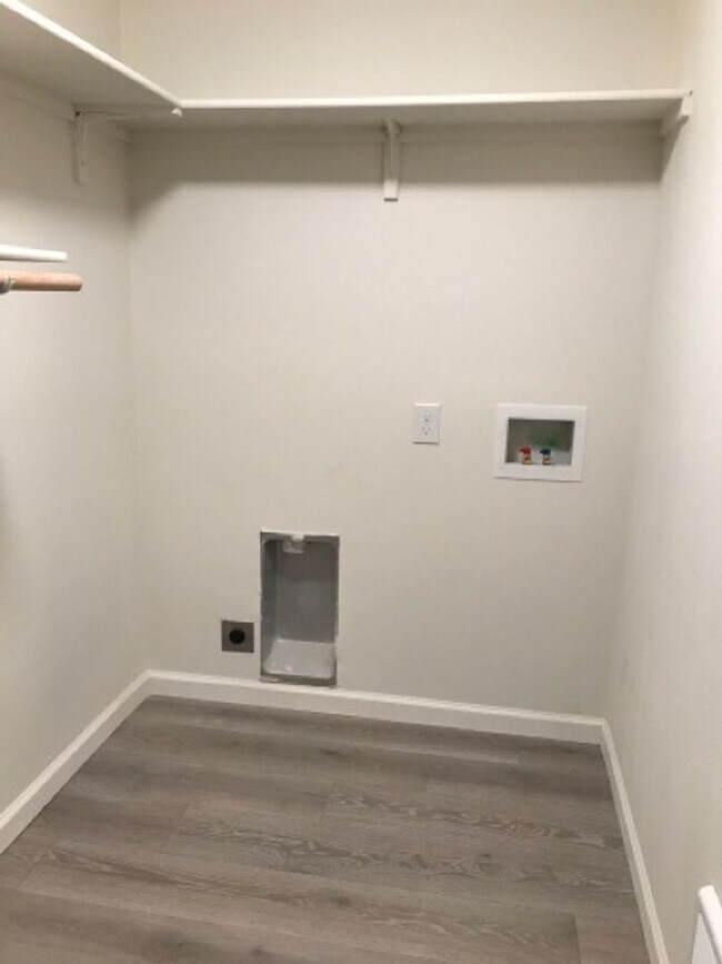 Building Photo - 747 Meadows Dr