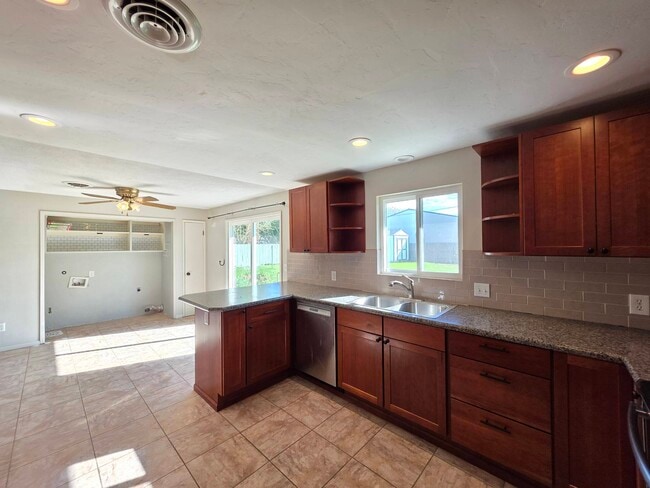 Building Photo - 1601 S Yelm St