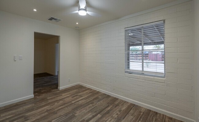 Building Photo - 4621 N 27th Dr