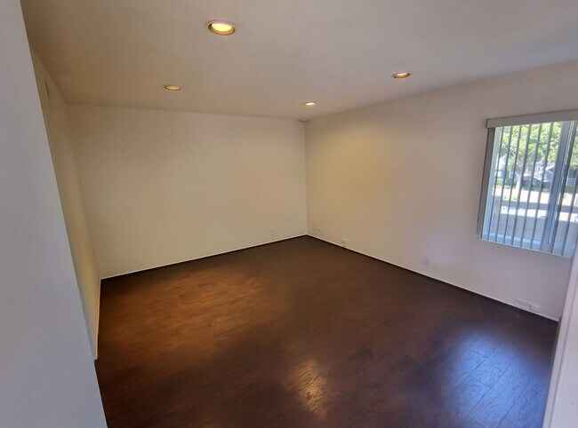 Building Photo - 2 Bed, 2 Bath Upper Unit in La Jola