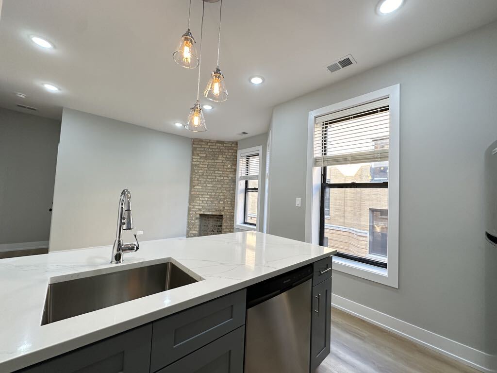 Building Photo - 442 W Belden Ave