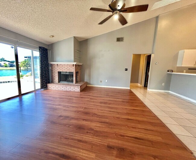 Building Photo - Waterfront Pool Home in Waterford Lakes