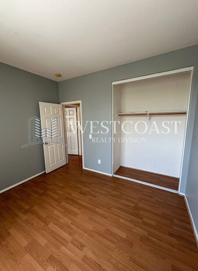 Building Photo - Bright & Spacious 4-Bed Townhome in Prime ...