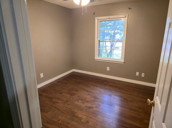 Building Photo - 127 Lauren Ln
