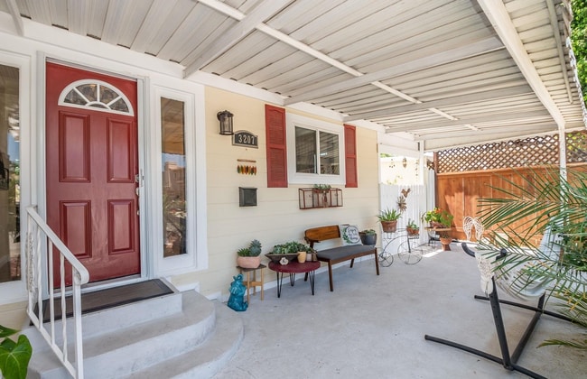 Building Photo - This 1bed/1bath bungalow comes with a BONU...