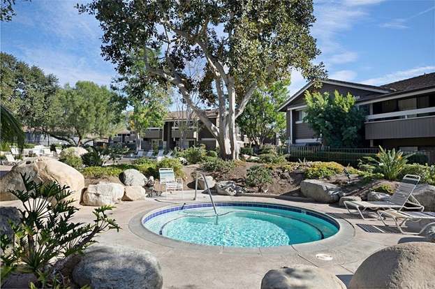 Building Photo - 323 Streamwood-