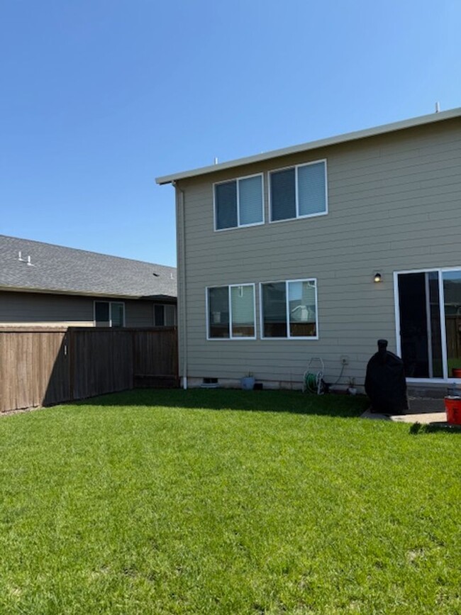 Building Photo - Gorgeous Custom Pet Friendly Four Bedroom ...