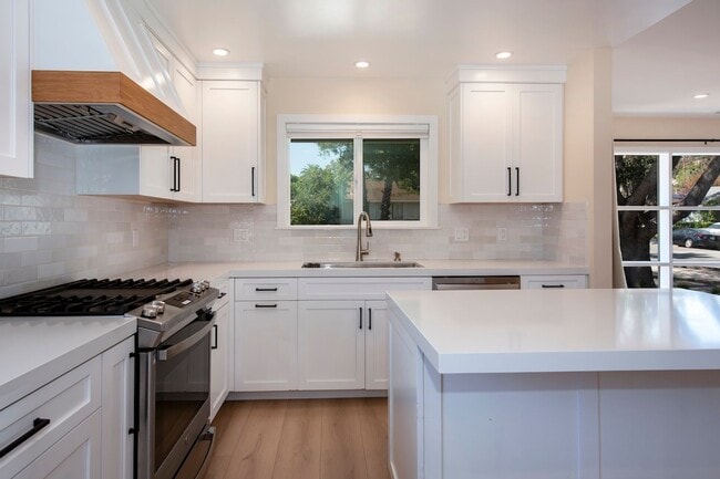 Building Photo - Remodeled Mesa Home Steps From Shoreline Park!