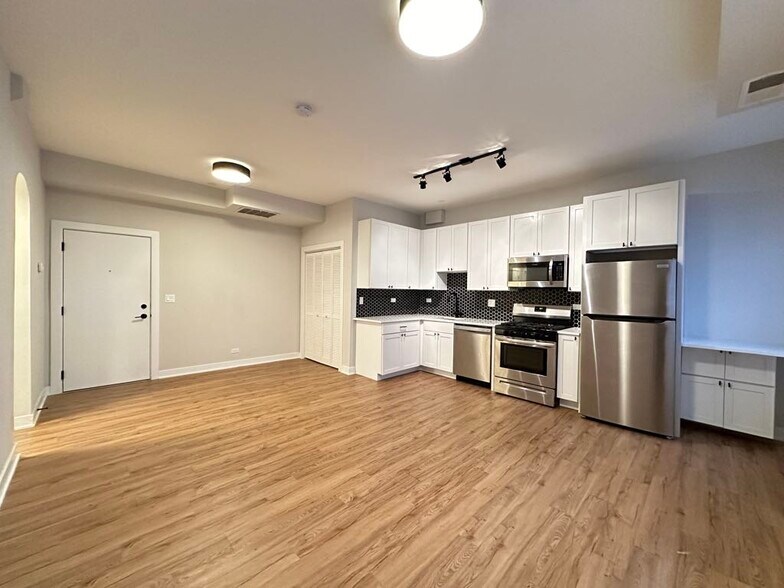 Building Photo - 659 W Wrightwood Ave