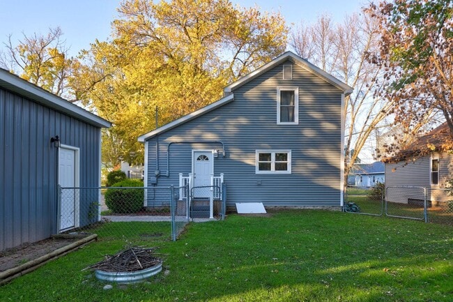 Building Photo - Charming 2 Bedroom Home with Pole Barn Gar...