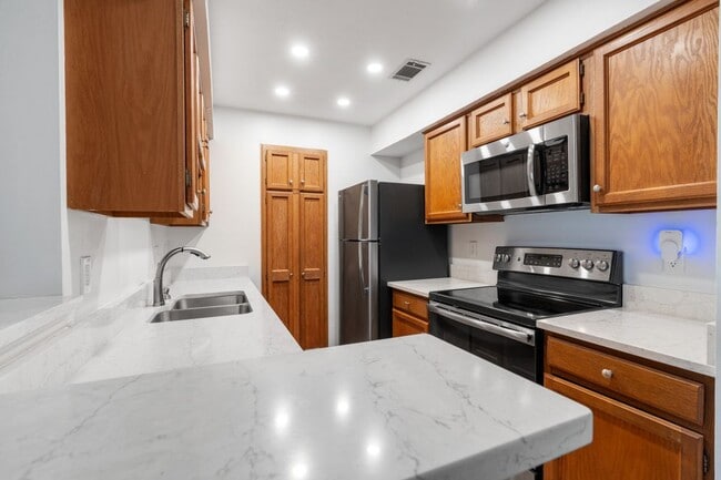 Building Photo - 25109 Plantation Dr NE