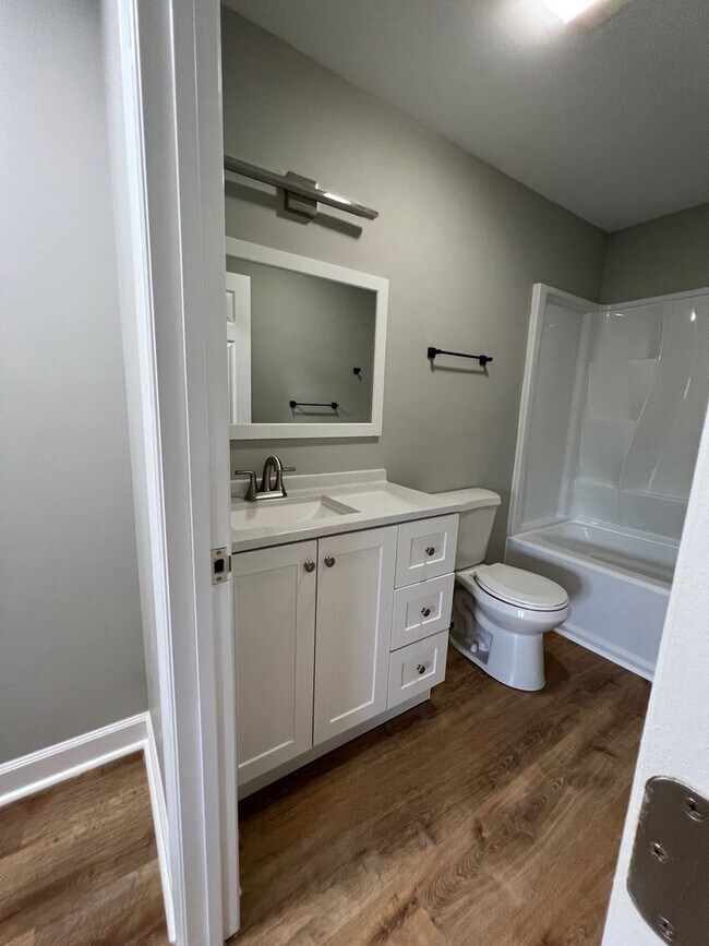 Building Photo - 2 Bedroom/1.5 Bath Townhouse Kingsport TN