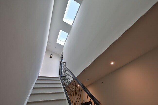 Building Photo - 2541 Turner St