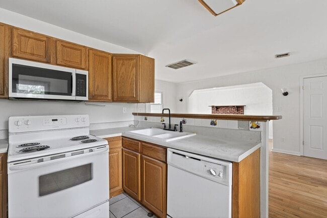 Building Photo - Lakeville Estates