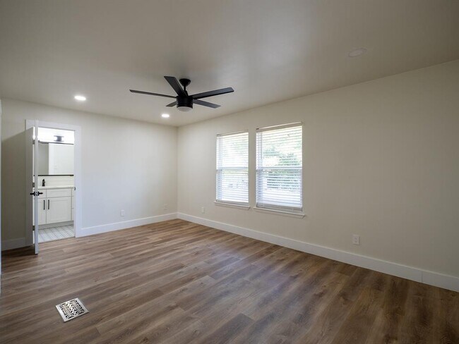 Building Photo - 201 Mockingbird Ln W
