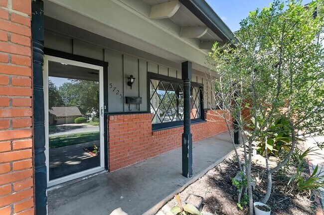 Building Photo - 5720 Wharton Dr