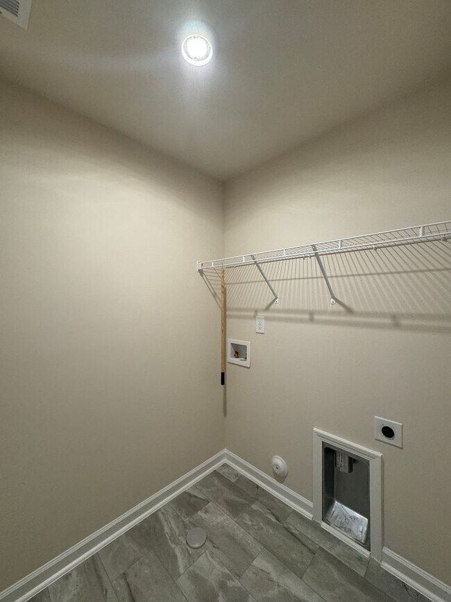 Building Photo - Stunning 3BR 2.5BA Townhome in Jamestown
