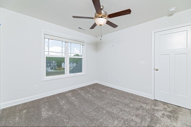 Building Photo - 587 Foothills St
