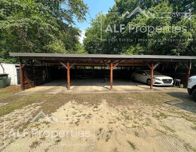 Building Photo - Renovated 2 Bedroom, 1 Bath First-Floor Apartment Available