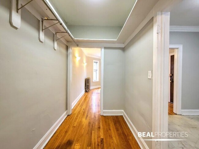 Building Photo - 0 bedroom in CHICAGO IL 60613