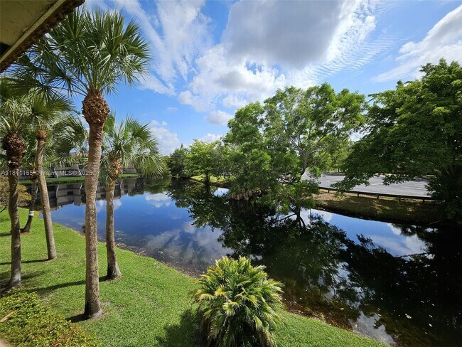 Building Photo - 302 Lakeview Dr