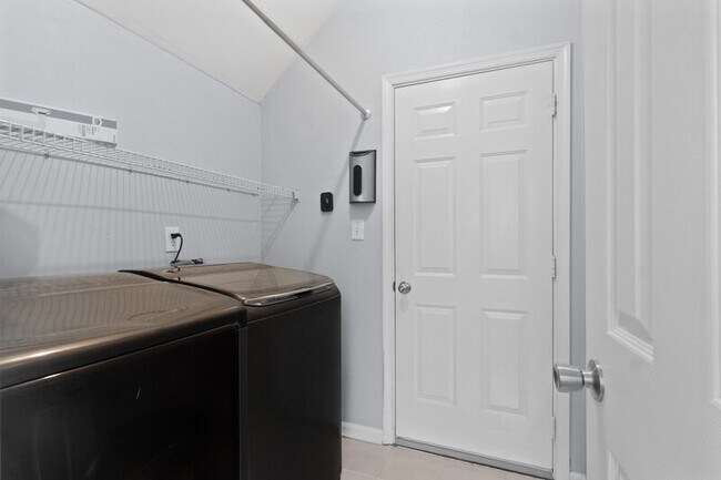 Building Photo - 3708 Gateway Pl