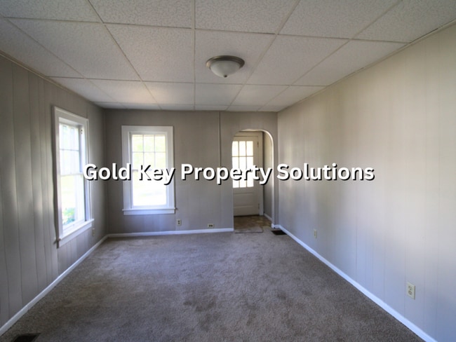 Building Photo - 2 BR 1 BA House with All New Carpet and Pa...