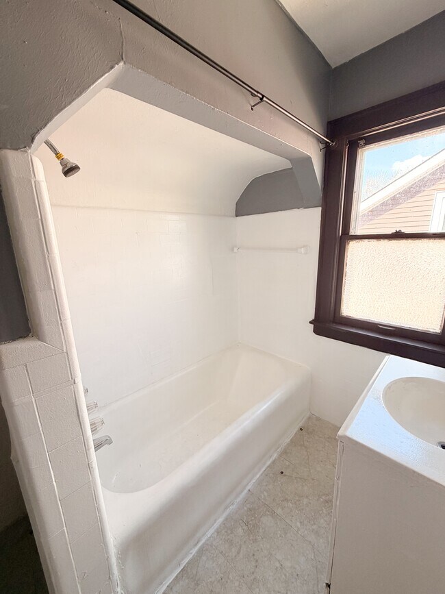 Building Photo - 9241 Boleyn St