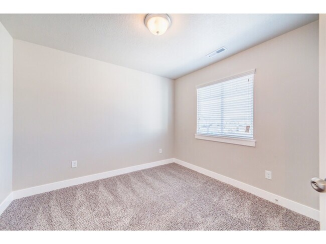 Building Photo - 1155 S 225 E