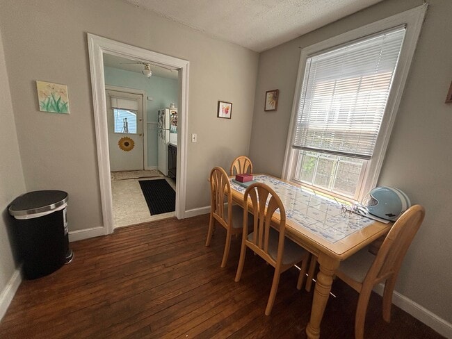 Building Photo - Rosewood Cutie