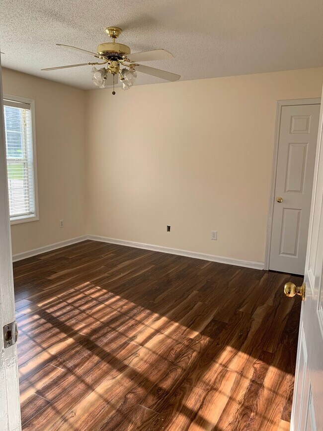 Building Photo - Charming 4BR House in Hampton