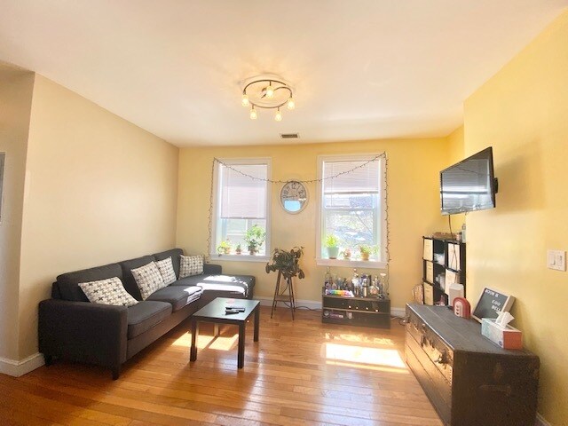 Building Photo - 61 Wait St