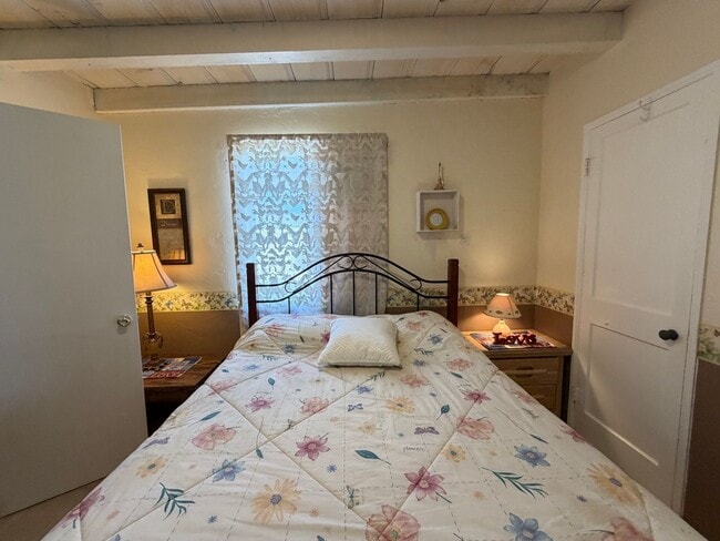 Building Photo - Furnished cozy 1 bedroom Duplex!