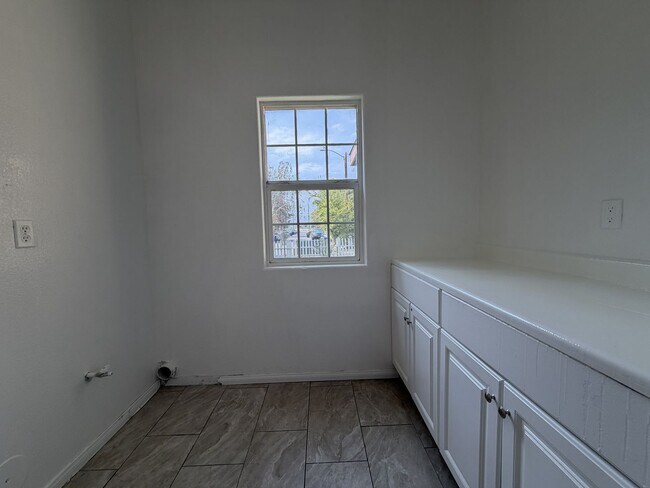 Building Photo - RV T 7216 Yates St Unit A