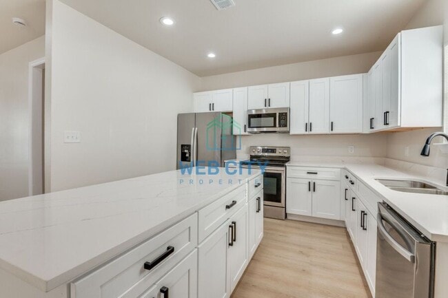 Building Photo - 4900 Leland Ave