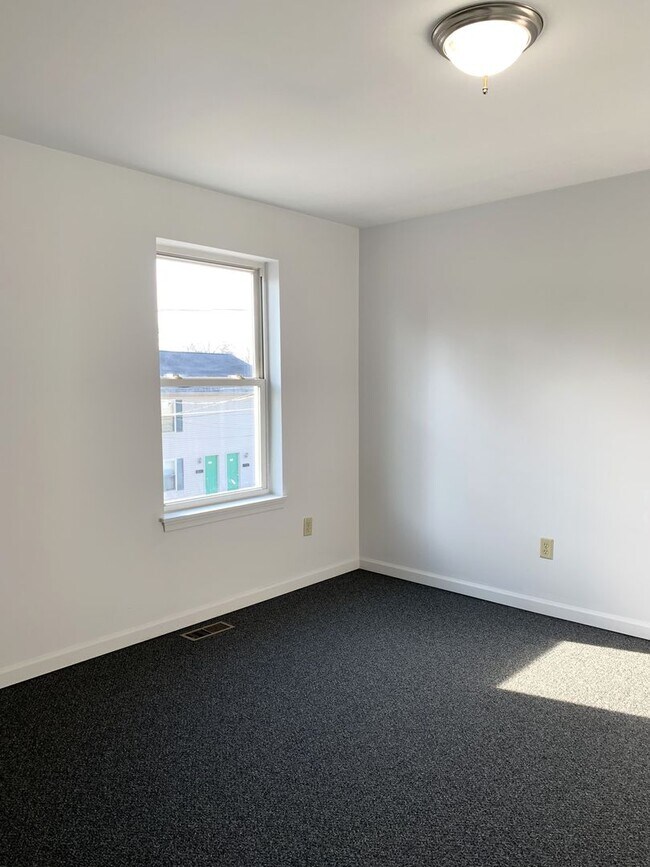 Building Photo - PERFECT COLLEGE RENTAL ONLY A HALF MILE FR...