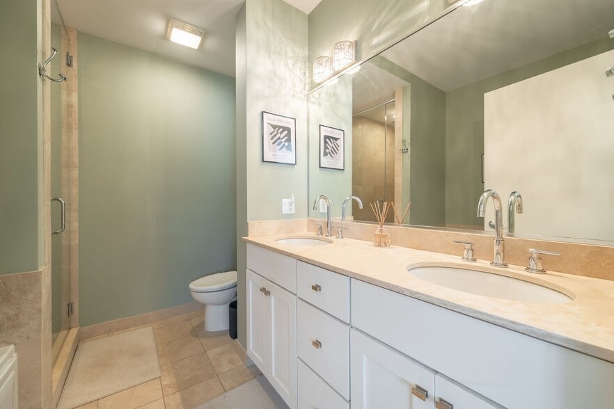 Building Photo - 711 W Grand Ave