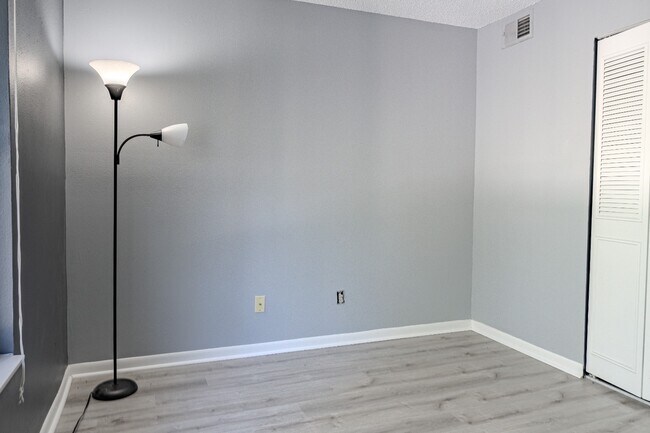 Building Photo - NEWLY REDUCED RENTAL PRICE!!