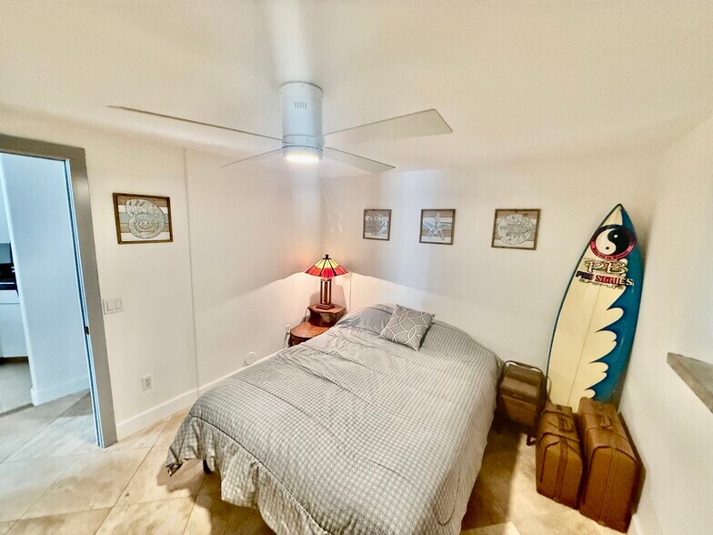 Building Photo - 328 Lakeshore Dr