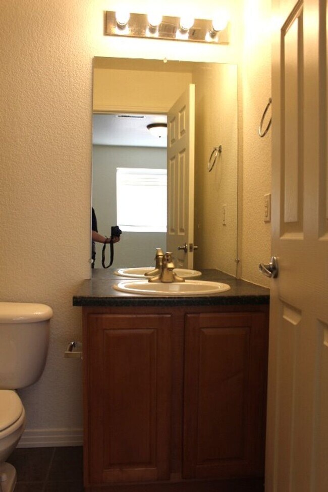 Building Photo - Beautiful 3 BR/3 1/2 BA Townhouse in Stonegate!!