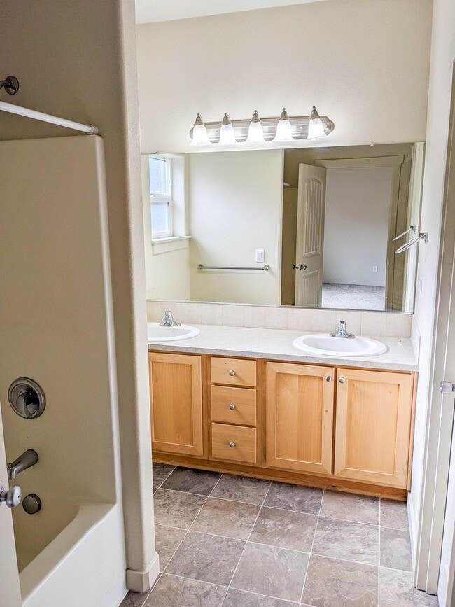 Building Photo - 958 Harbour Ln NE