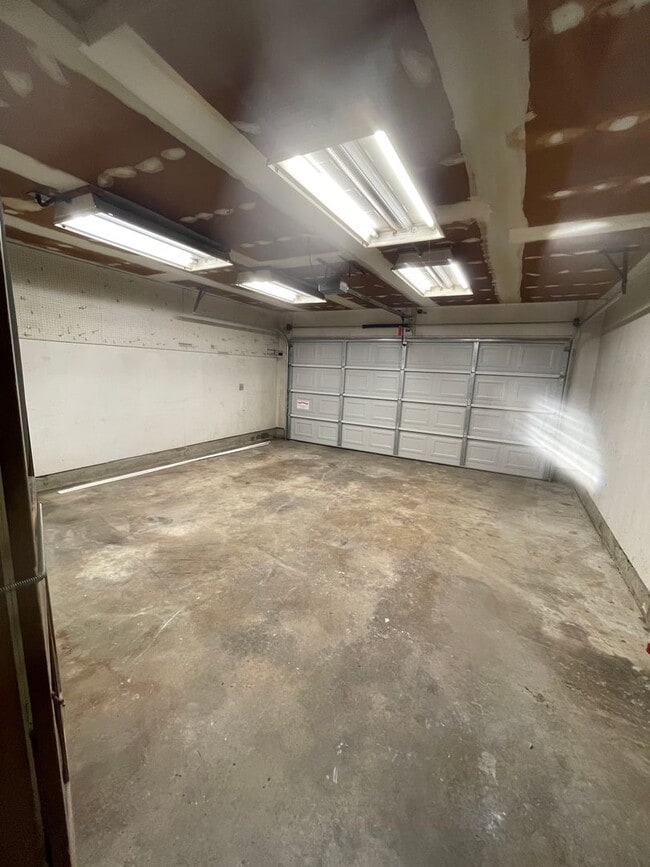 Building Photo - 3 bed - 1 bath - HUGE backyard