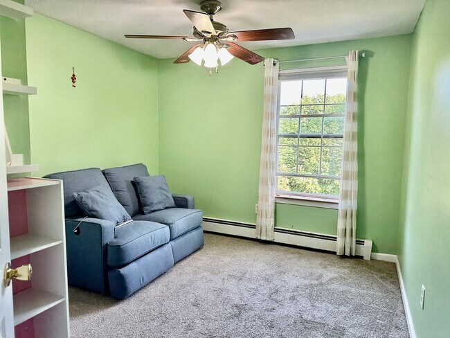 Building Photo - Like New 3BR, 1.5 bathroom Colonial For Rent