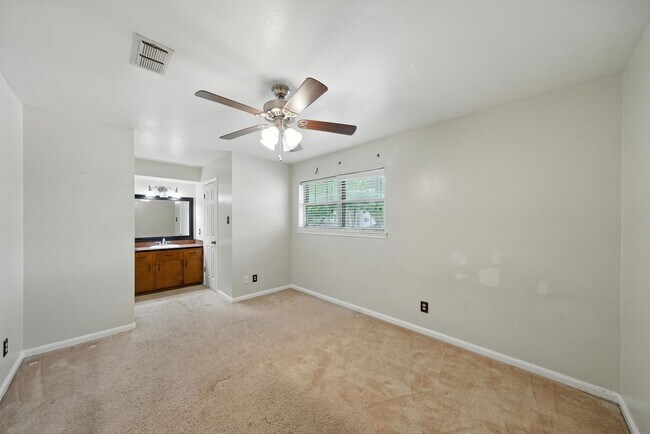 Building Photo - 10666 Hazelhurst Dr